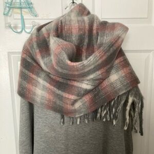 GAP Brushed Fringe Soft Gray Scarf 🧣